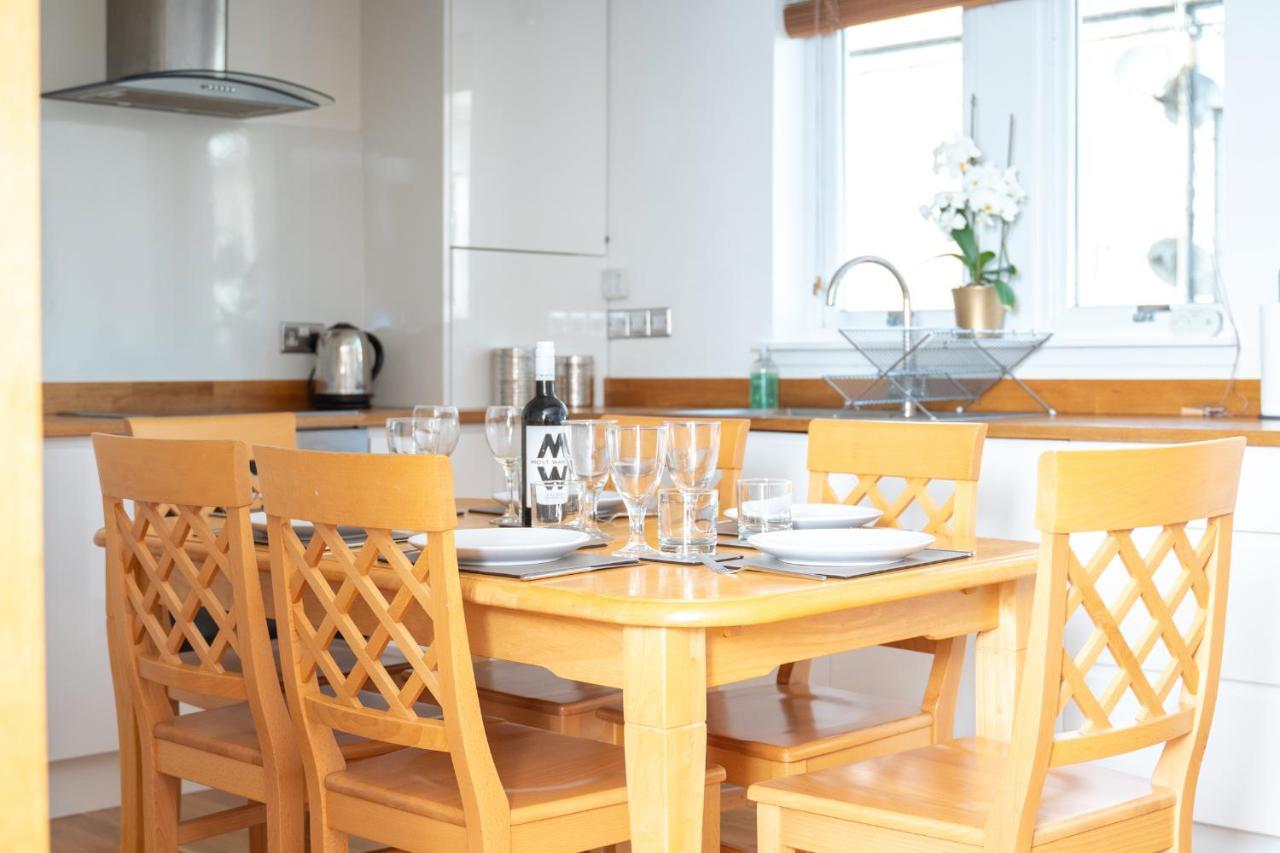 Dwellcome Home Ltd 2 King Beds West End Apt, Half Mile To Union Street Yet Quiet, Free Allocated Parking Space At Rear Entrance & Fast Wifi, Ideal For Long Term Contractor, Corporate, Etc Stays, Regular Housekeeping Option - See Our Site For Assuranc Aberdeen Kültér fotó