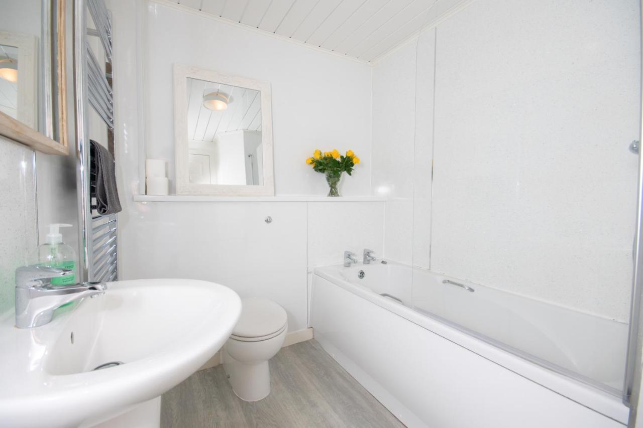 Dwellcome Home Ltd 2 King Beds West End Apt, Half Mile To Union Street Yet Quiet, Free Allocated Parking Space At Rear Entrance & Fast Wifi, Ideal For Long Term Contractor, Corporate, Etc Stays, Regular Housekeeping Option - See Our Site For Assuranc Aberdeen Kültér fotó