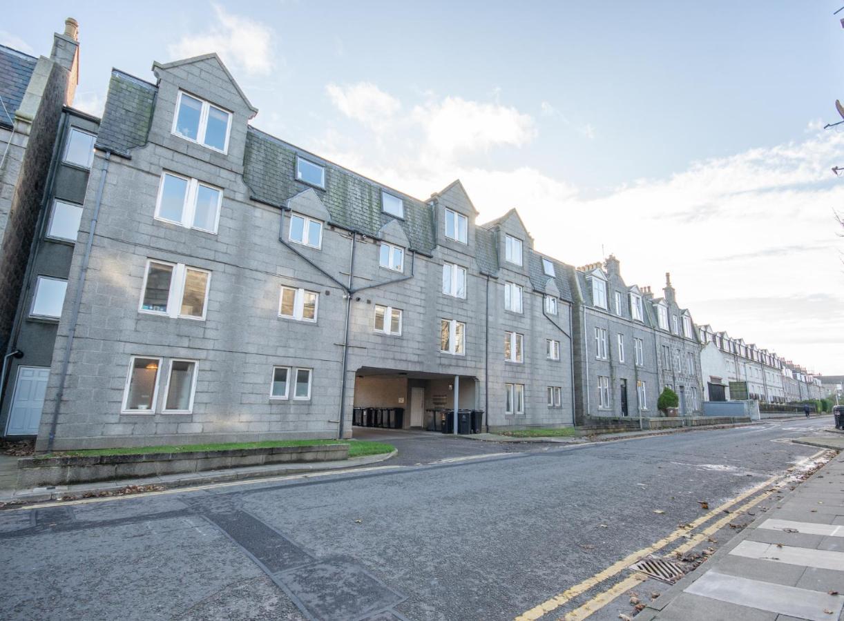 Dwellcome Home Ltd 2 King Beds West End Apt, Half Mile To Union Street Yet Quiet, Free Allocated Parking Space At Rear Entrance & Fast Wifi, Ideal For Long Term Contractor, Corporate, Etc Stays, Regular Housekeeping Option - See Our Site For Assuranc Aberdeen Kültér fotó