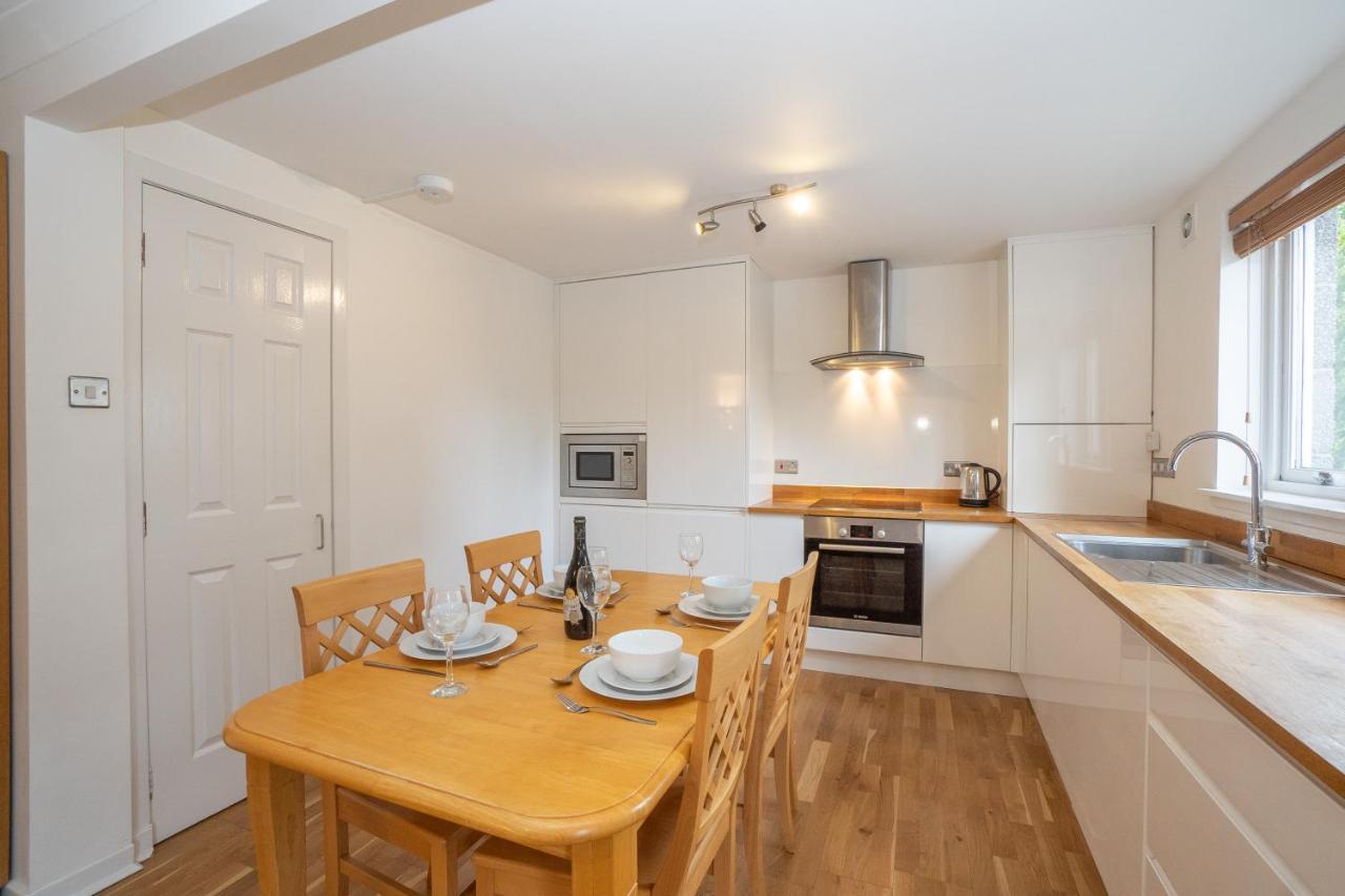 Dwellcome Home Ltd 2 King Beds West End Apt, Half Mile To Union Street Yet Quiet, Free Allocated Parking Space At Rear Entrance & Fast Wifi, Ideal For Long Term Contractor, Corporate, Etc Stays, Regular Housekeeping Option - See Our Site For Assuranc Aberdeen Kültér fotó